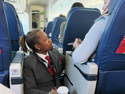 Viral Pramugara Melantai di Lorong Pesawat Demi Tenangkan Penumpang yang Takut Terbang