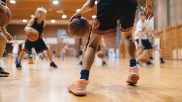 Gerakan Salah Satu Kaki saat Melakukan Lay-up Shoot Bola Basket