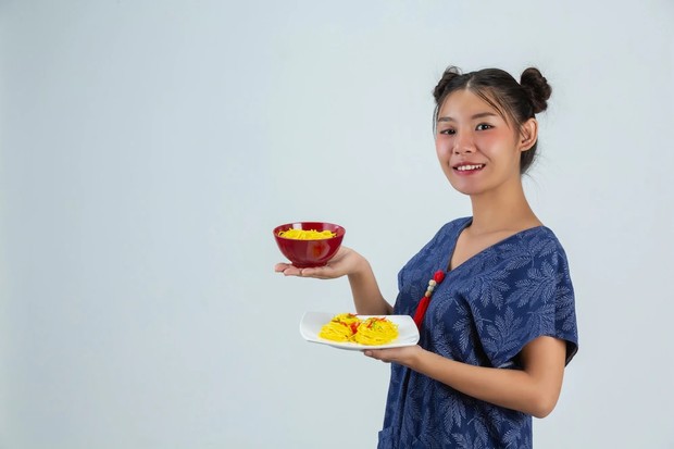Ilustrasi makan di piring kecil/ Foto: Freepik.com/jcomp