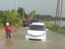Jalan Rusak di Bone Terendam Banjir, Legislator Tuding Pemkab Lambat Perbaiki