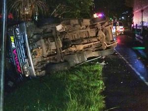 Truk Tronton Hantam Minibus hingga Terbalik di Jalan Denpasar-Gilimanuk Truk Tronton Hantam Minibus hingga Terbalik di Jalan Denpasar-Gilimanuk