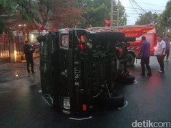 Mobil Boks Terguling gegara Tersangkut Kabel Menjuntai di Kota Malang