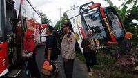 Kondisi Bus Rombongan Peziarah yang Nyemplung Parit di Klaten
