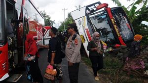 Kondisi Bus Rombongan Peziarah yang Nyemplung Parit di Klaten