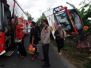 Kondisi Bus Rombongan Peziarah yang Nyemplung Parit di Klaten