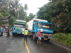Dua Truk Angkut Bata Mogok, Jalur Denpasar-Gilimanuk Macet