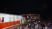 Kereta Api Sancaka Tabrak Truk Pengangkut Mobil di Mojokerto