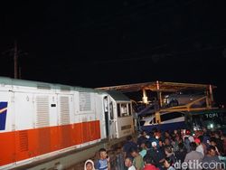 Penampakan KA Sancaka Tabrak Truk Pengangkut Mobil di Mojokerto