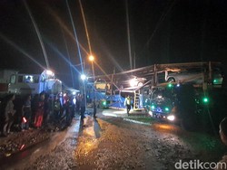 Heroiknya Penjaga Perlintasan Lari Hentikan KA Tabrak Truk Pengangkut Mobil