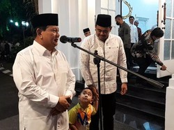 Tingkah Lucu Ketua Nahyan saat Prabowo Beri Keterangan Pers di Medan