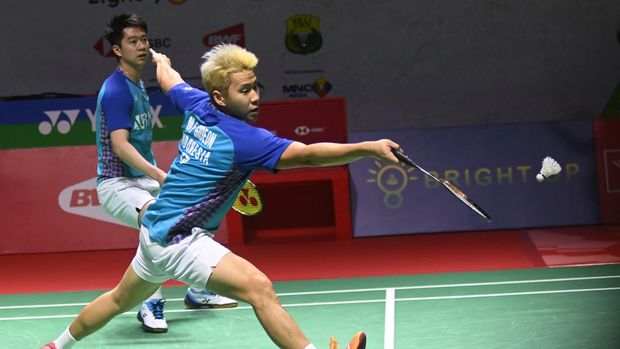 Pebulu tangkis ganda putra Indonesia Marcus Gideon (kanan) didampingi rekannya Kevin Sanjaya mengembalikan kok ke arah pebulu tangkis ganda putra Korea Selatan Kang Min Hyuk dan Seo Seung Jae pada babak 32 besar turnamen Daihatsu Indonesia Masters 2023 di Istora Gelora Bung Karno, Jakarta, Selasa (24/1/2023). Kevin/Marcus menang atas Kang-Seo dengan skor 21-17 dan 21-9. ANTARA FOTO/Indrianto Eko Suwarso/aww.