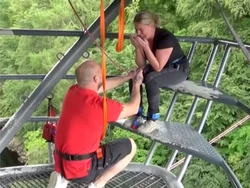 Niat Lamar Pacar, Eh Cincin Pria Ini Jatuh Pas Mau Bungee Jumping