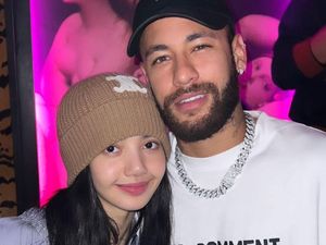 Lisa BLACKPINK dan Neymar Jr Foto Bareng, Bikin Netizen Twitter Heboh!