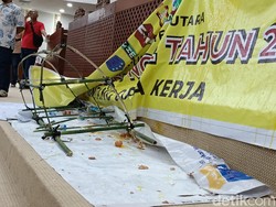 Mahasiswa Lempari Meja Ruang Paripurna DPRD Sumut Pakai Telur