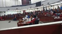 Potret Aksi Mahasiswa Tolak Perppu Cipta Kerja Duduki DPRD Sumut