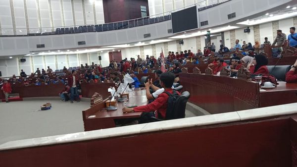 Potret Aksi Mahasiswa Tolak Perppu Cipta Kerja Duduki DPRD Sumut