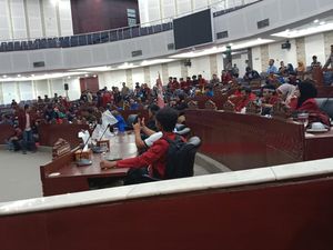 Potret Aksi Mahasiswa Tolak Perppu Cipta Kerja Duduki DPRD Sumut