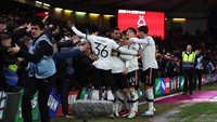 Gol ketiga MU yang dicetak Bruno Fernandes disambut antusiasme penggemar di pinggir tribun. (Foto: REUTERS/MOLLY DARLINGTON)