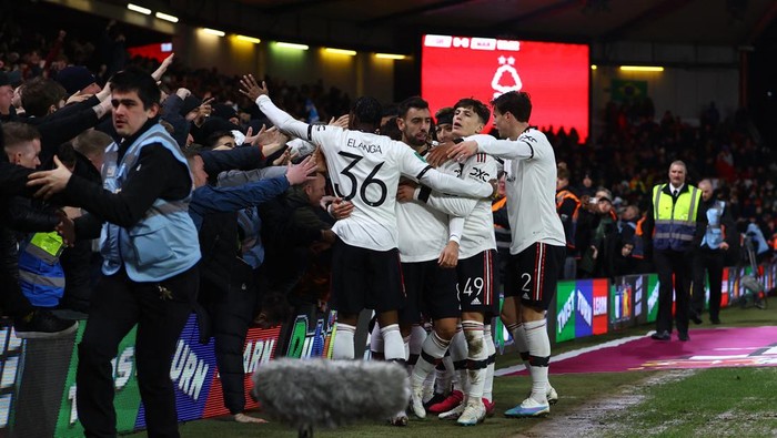 Manchester United Soccer Football - Carabao Cup - Semi Final - First Leg - Nottingham Forest v Manchester United - The City Ground, Nottingham, Britain - January 25, 2023 Manchester United's Bruno Fernandes celebrates scoring their third goal with teammates REUTERS/Molly Darlington