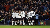 Kamera merekam momen fans MU berjatuhan di bawah kaki para penggawa Setan Merah yang merayakan gol. (Foto: Action Images via Reuters/PETER CZIBORRA)