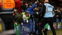 Seorang steward terjatuh saat berusaha mencegah satu fans memasuki lapangan. (Foto: REUTERS/MOLLY DARLINGTON)
