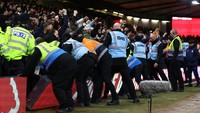 Para steward membantu seluruh fans yang terjatuh untuk kembali masuk ke tribun. (Foto: REUTERS/MOLLY DARLINGTON)