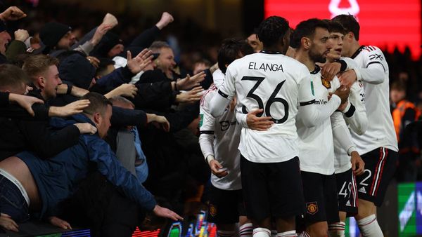 Momen Fans MU Berjatuhan Rayakan Gol Bruno Fernandes