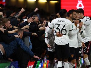 Momen Fans MU Berjatuhan Rayakan Gol Bruno Fernandes