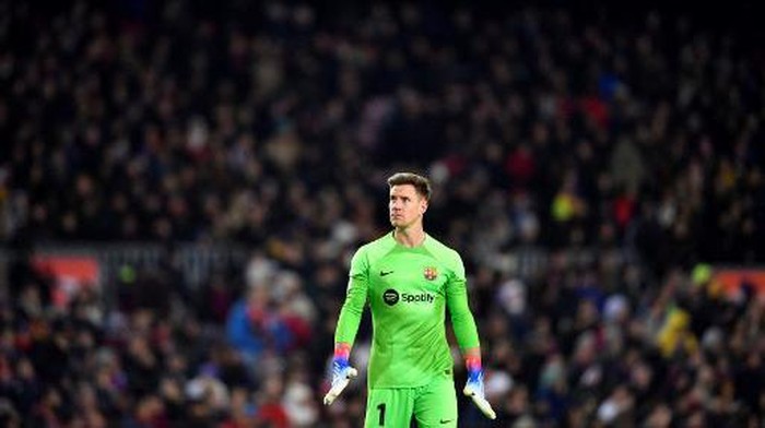 Barcelonas German goalkeeper Marc-Andre ter Stegen looks on during the Copa del Rey (Kings Cup), quarter final football match between FC Barcelona and Real Sociedad, at the Camp Nou stadium in Barcelona on January 25, 2023. (Photo by Pau BARRENA / AFP)
