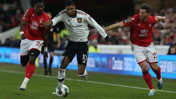 NOTTINGHAM, ENGLAND - JANUARY 25: Marcus Rashford of Manchester United in action with Serge Aurier and Remo Freuler of Nottingham Forest during the Carabao Cup Semi Final 1st Leg match between Nottingham Forest and Manchester United at City Ground on January 25, 2023 in Nottingham, England. (Photo by Matthew Peters/Manchester United via Getty Images)