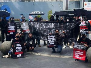 Massa GSR Gelar Aksi Menolak Lupa Tragedi Kanjuruhan Massa GSR Gelar Aksi Menolak Lupa Tragedi Kanjuruhan