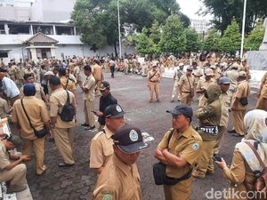 Perangkat Desa DIY Geruduk DPRD, Tuntut Masa Jabatan Tak Disamakan Kades Perangkat Desa DIY Geruduk DPRD, Tuntut Masa Jabatan Tak Disamakan Kades