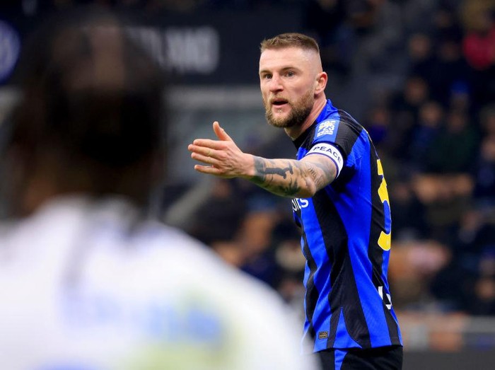 MILAN, ITALY - JANUARY 23: Milan Skriniar of FC Internazionale gestures during the Serie A match between FC Internazionale and Empoli FC at Stadio Giuseppe Meazza on January 23, 2023 in Milan, Italy. (Photo by Giuseppe Cottini/Getty Images)