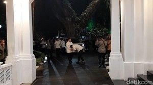 Sambut Kedatangan di Medan, Bobby Nasution Cium Tangan Prabowo