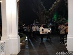 Sambut Kedatangan di Medan, Bobby Nasution Cium Tangan Prabowo