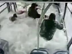 Momen Kepanikan Penumpang Saat Bus Jatuh ke Danau di Turki