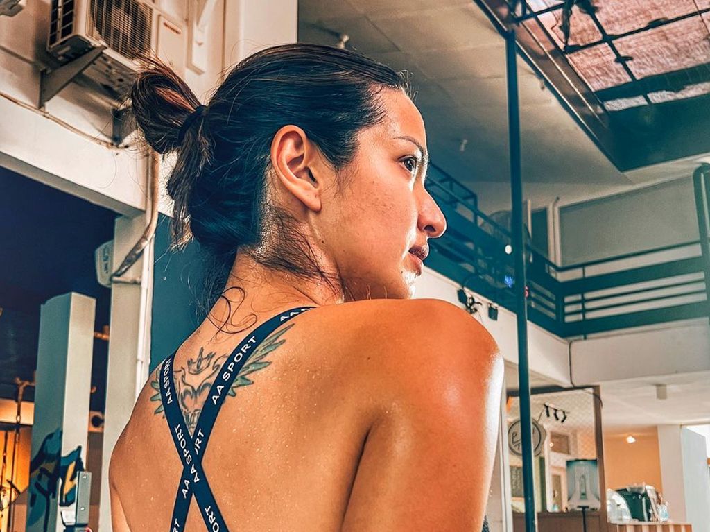 Nia Ramadhani Unggah Foto saat Olahraga, Pamer Otot Lengan & Tato di Punggung Nia Ramadhani Unggah Foto saat Olahraga, Pamer Otot Lengan & Tato di Punggung