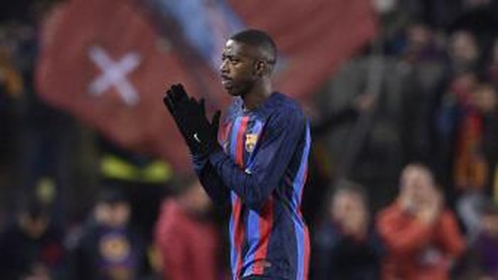 Barcelonas French forward Ousmane Dembele applauds as he leaves the pitch during the Copa del Rey (Kings Cup), quarter final football match between FC Barcelona and Real Sociedad, at the Camp Nou stadium in Barcelona on January 25, 2023. (Photo by Josep LAGO / AFP)