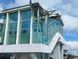 Penampakan Garbarata Bandara Merauke Rusak Ditabrak Sayap Lion Air Penampakan Garbarata Bandara Merauke Rusak Ditabrak Sayap Lion Air