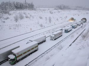 Ngerinya Salju di Jepang Bikin Ribuan Orang Nginap di Bandara