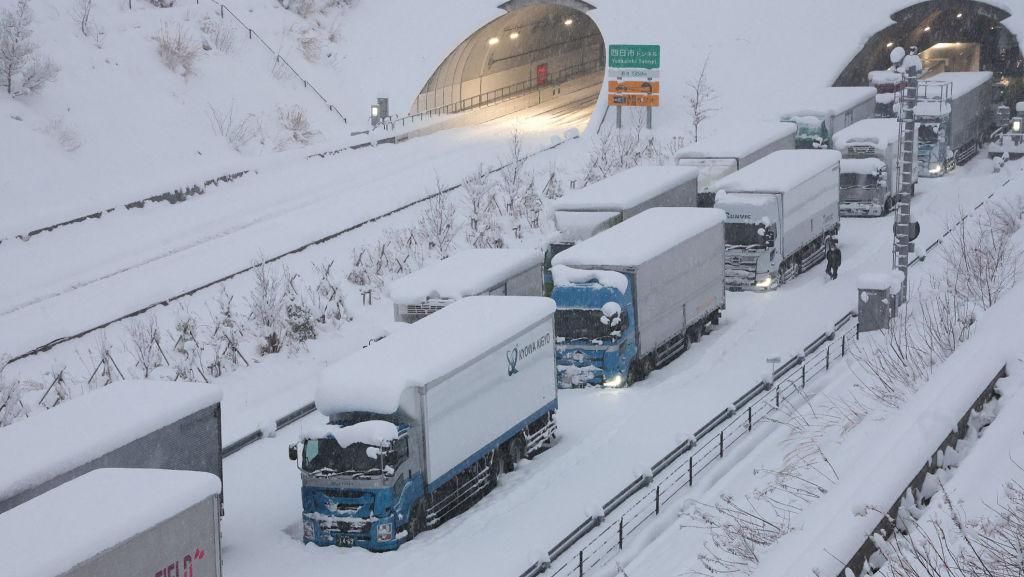 Salju Tebal Bikin Truk-truk di Jepang Ini Terjebak Macet Panjang