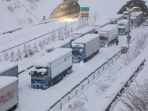 Salju Tebal Bikin Truk-truk di Jepang Ini Terjebak Macet Panjang Salju Tebal Bikin Truk-truk di Jepang Ini Terjebak Macet Panjang