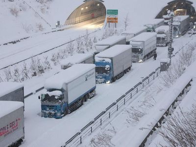 Salju Tebal Bikin Truk-truk di Jepang Ini Terjebak Macet Panjang