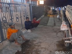 Balada Penjual Bambu Sumedang, Demi Keluarga Rela Jalan Kaki 20 Km