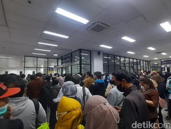 Jam Pulang Kantor, Antrean Penumpang Menumpuk di Stasiun Manggarai!