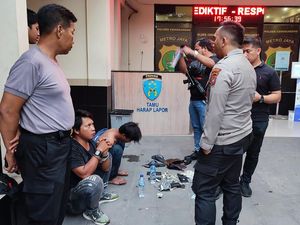 Viral Momen Polisi Bekuk Pak Ogah yang Palak Sopir Truk di Jalanan Jakbar Viral Momen Polisi Bekuk Pak Ogah yang Palak Sopir Truk di Jalanan Jakbar