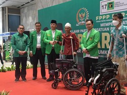PPP Bagikan Kursi Roda untuk Disabilitas