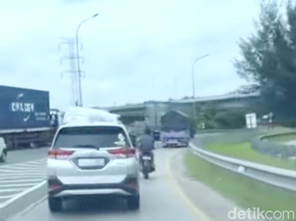 Viral Pemotor Terobos Tol Japek, Berhenti gegara Habis Bensin Viral Pemotor Terobos Tol Japek, Berhenti gegara Habis Bensin