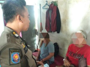 Razia Warung Pangku di Gresik, Satpol PP Temukan Kondom Bekas Pakai Razia Warung Pangku di Gresik, Satpol PP Temukan Kondom Bekas Pakai