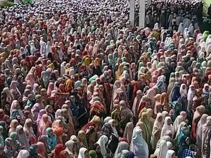 14 Ribu Orang Salatkan Jenazah Santri Musthafawiyah yang Hanyut 14 Ribu Orang Salatkan Jenazah Santri Musthafawiyah yang Hanyut